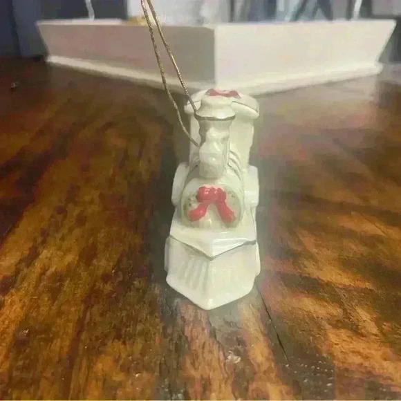 Porcelain Train Ornament, beautiful detailed painted train, with gold trim. - Picture 3 of 10